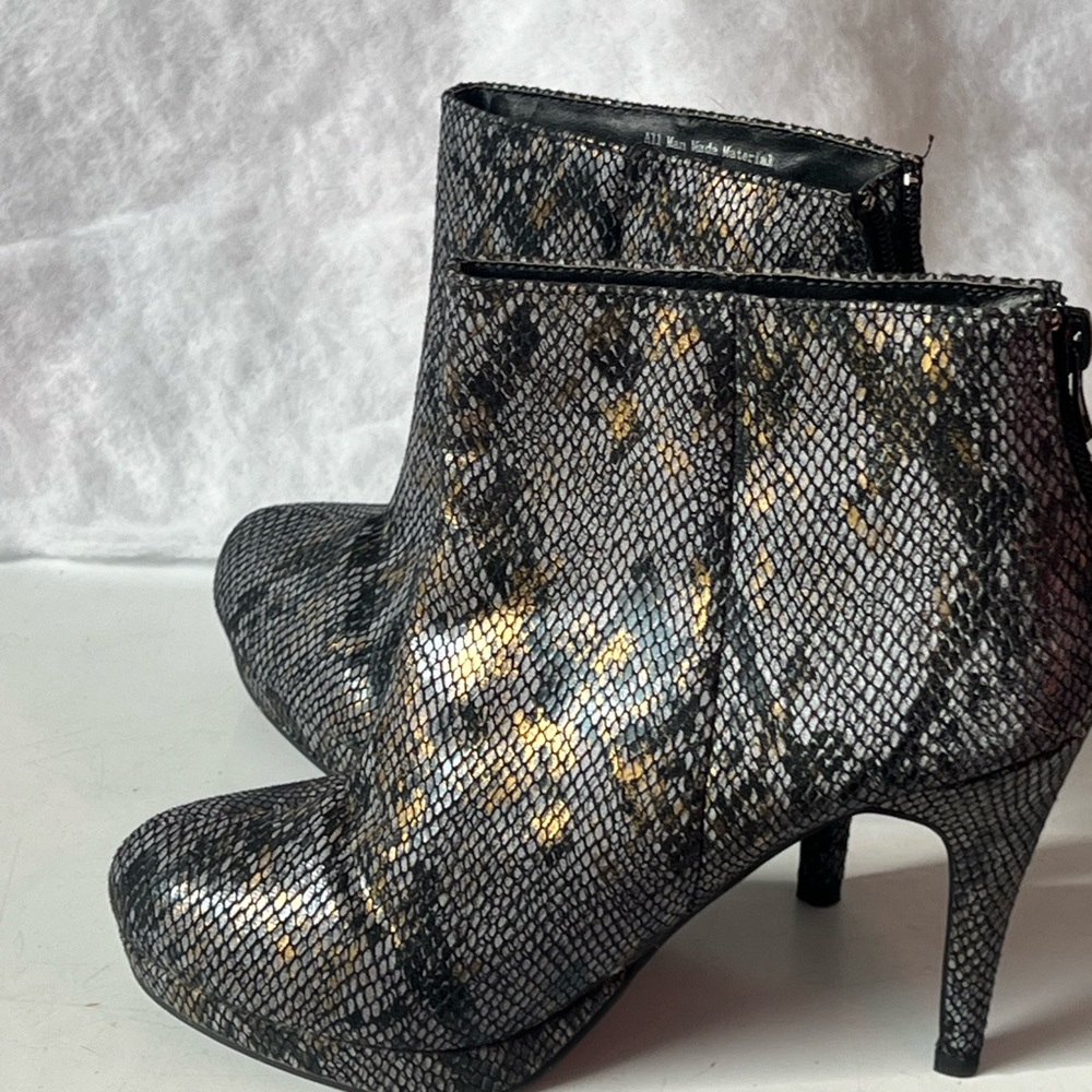 Boston Design Studio women heeled booties size 7 m